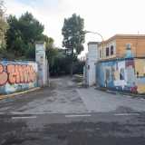 ...per arrivare davanti all�ingresso dell�edificio, posto di fronte alla scuola Romanazzi